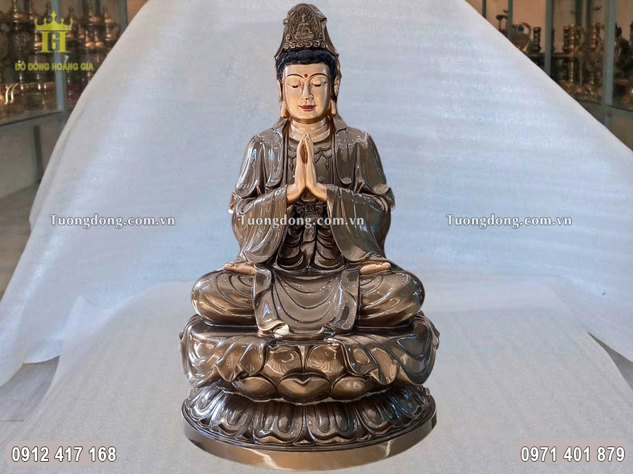 Bức tượng có kích thước lớn, thích hợp với không gian rộng rãi